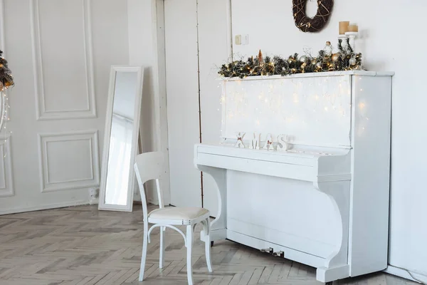 Bílé Piano Zdobeno Vánočním Dekorem Světlý Vnitřek Domu Silvestra Bílá — Stock fotografie