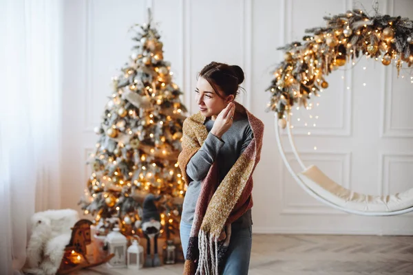 Young Woman Standing Warm Clothes Scarf Room Backdrop Christmas Tree — Stock fotografie