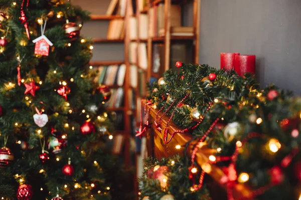 Christmas Toys Ballen Tak Van Kerstboom Met Kralen Slingers Feestelijke — Stockfoto