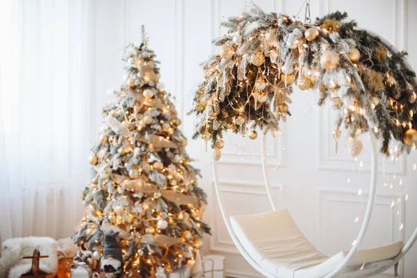 Christmas Light Interior Snow Covered Artificial Christmas Tree Golden Decor — Zdjęcie stockowe