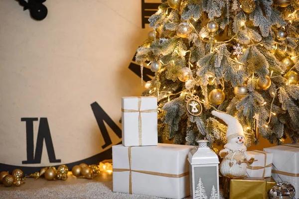Рождественская Открытка Красивой Снежной Елкой Золотыми Игрушками Гирляндой Белый Подарок — стоковое фото