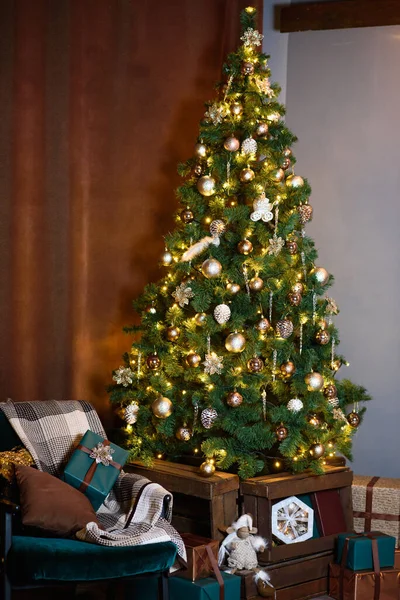Interior Christmas Tree Brown Gold Toys Emerald Chair Gifts Christmas — Zdjęcie stockowe