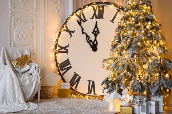 Big Clock Shows Clock Christmas Tree Golden Lights White Molding —  Fotos de Stock