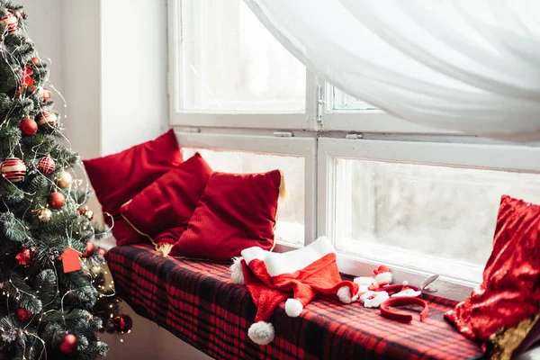 Christmas Tree Christmas Red Toys Stands Window Red Pillows Plaid — Zdjęcie stockowe