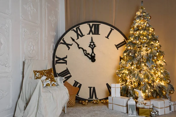 Big Clock Shows New Year Eve Snow Covered Christmas Tree — Stok fotoğraf