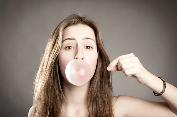Donna che fa una bolla — Foto Stock
