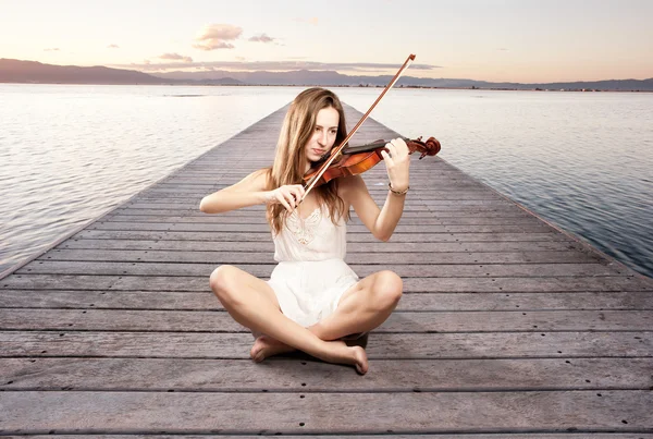 Menina tocando violino — Fotografia de Stock