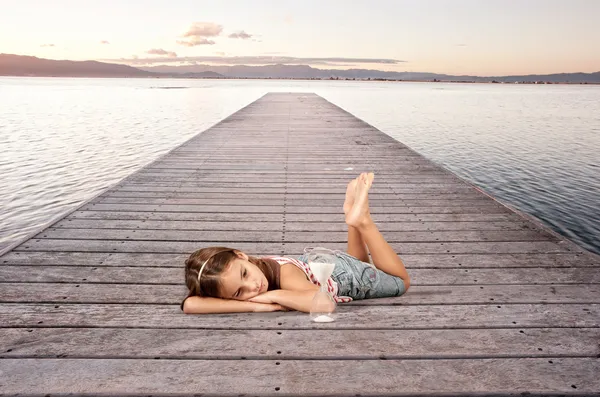 Маленькая девочка с песочными часами — стоковое фото