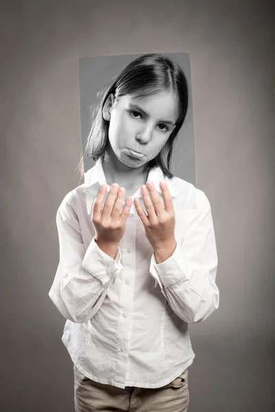 Girl holding a photography with sad expression — Stock Photo, Image