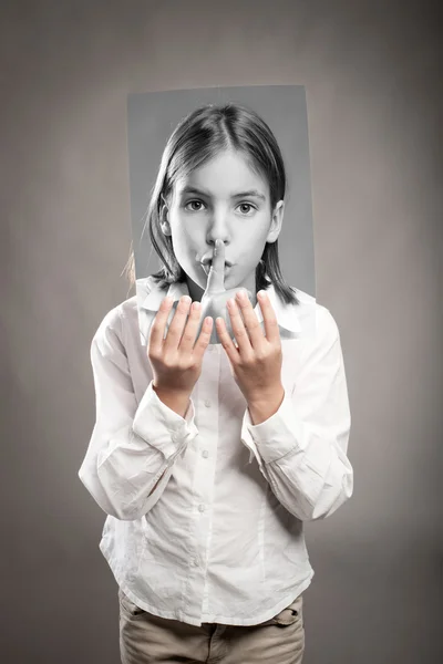 Ragazza che tiene una fotografia — Foto Stock