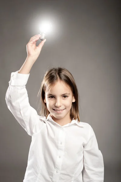 Niña sosteniendo una bombilla —  Fotos de Stock