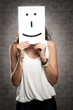 gülümseme simgesi tutan kadın