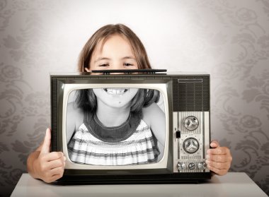 eski retro televizyon ile kız