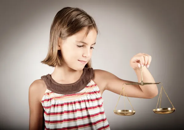 Dívka drží měřítko spravedlnosti — Stock fotografie