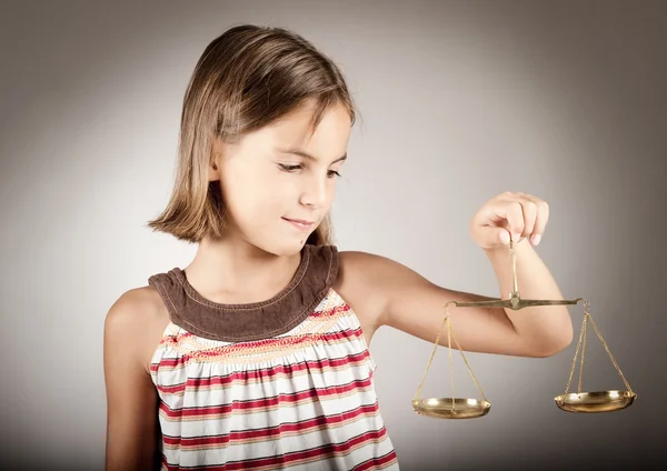 Niña sosteniendo escala de justicia — Foto de Stock