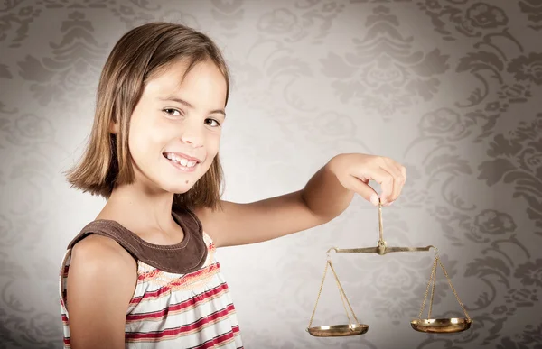 Meisje houdt van Justitie schaal — Stockfoto