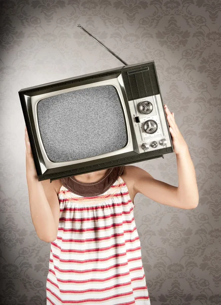 Meisje met televisie op haar hoofd — Stockfoto