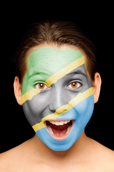 彼女の顔に描かれたタンザニアの国旗を持つ少女 — ストック写真