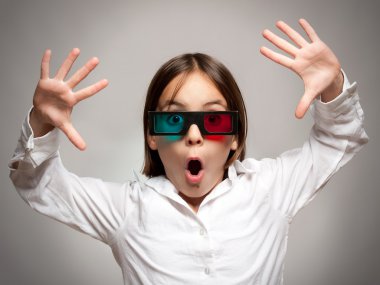 film izlerken küçük kız ile 3d gözlük