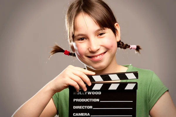 Joven chica con película clapper tablero — Foto de Stock