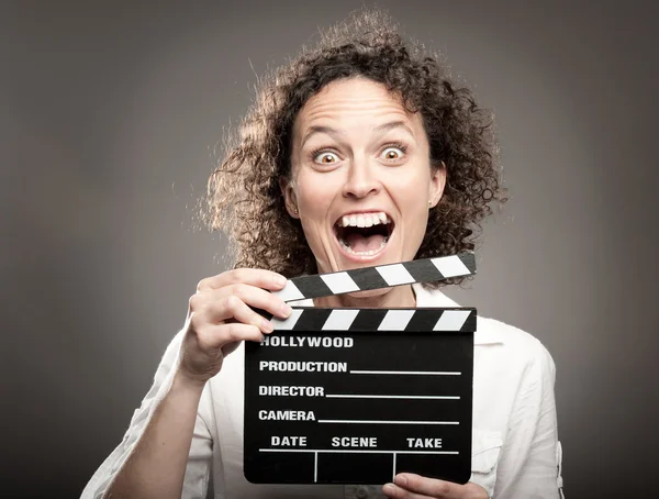 Mujer sosteniendo una película clapper tablero —  Fotos de Stock