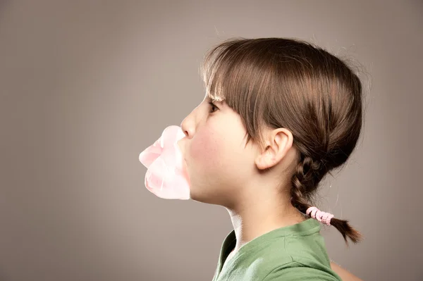 Facendo una bolla da una gomma da masticare — Foto Stock