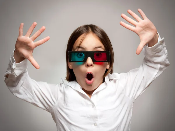 Menina com óculos 3d um filme assistindo — Fotografia de Stock