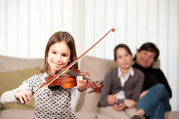 Маленькая девочка играет на скрипке — стоковое фото