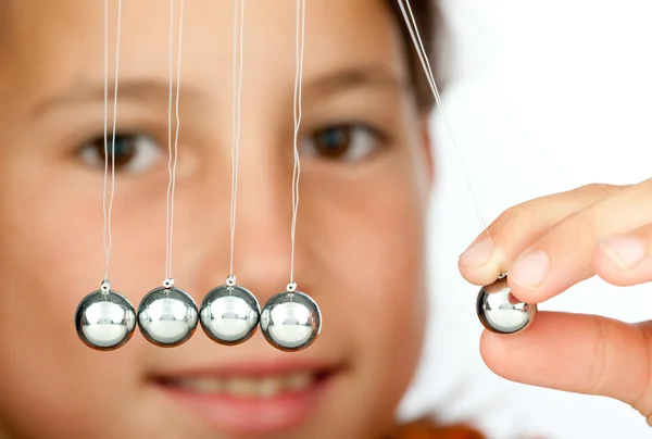 Sosteniendo una bola de péndulo — Foto de Stock