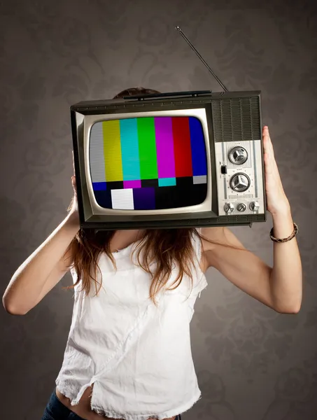 Vrouw met oude televisie op haar hoofd — Stockfoto