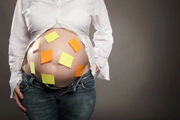 Pregnant woman with post it notes — Stock Photo, Image