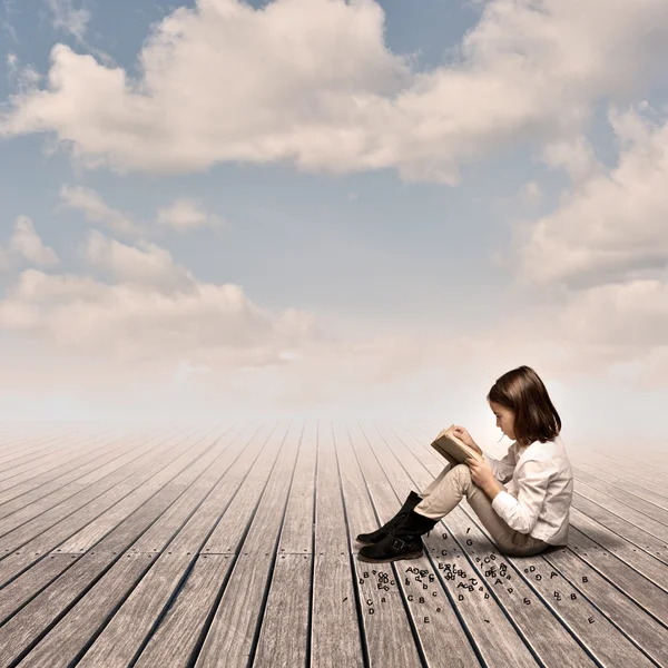 Menina lendo um livro — Fotografia de Stock