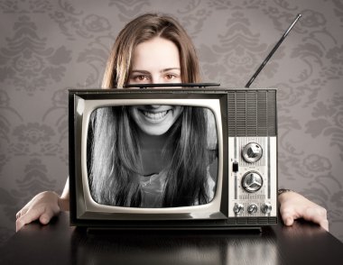 kadın eski retro TV