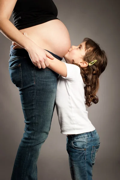 Beijando sua mãe grávida — Fotografia de Stock