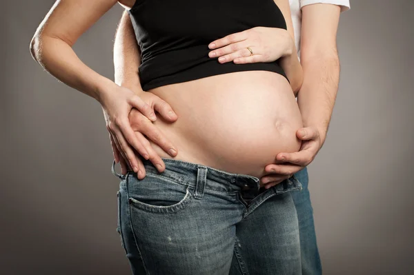 Man embracing his pregnant wife — Stock Photo, Image