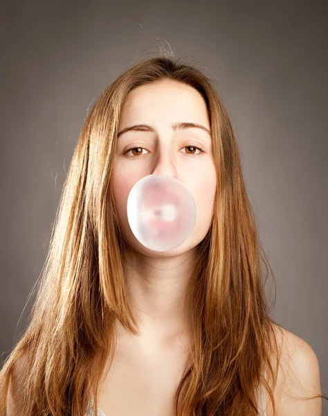 Mulher fazendo uma bolha — Fotografia de Stock