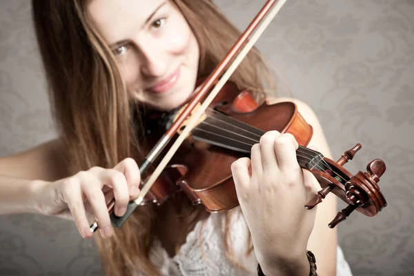 Donna che suona il violino — Foto Stock