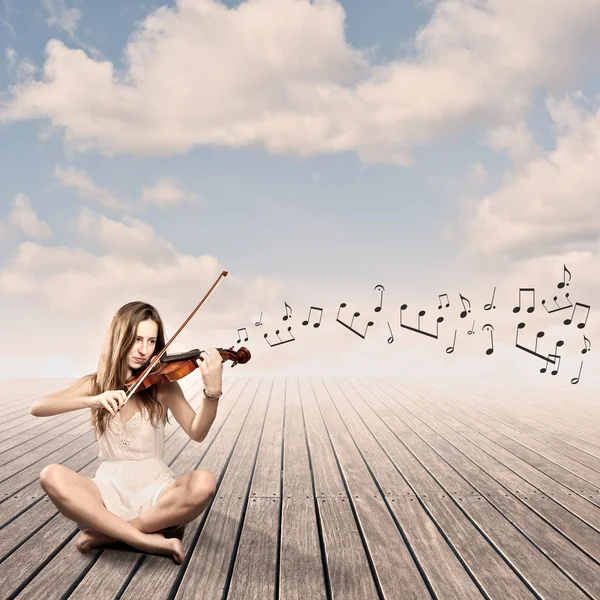 Menina tocando violino — Fotografia de Stock