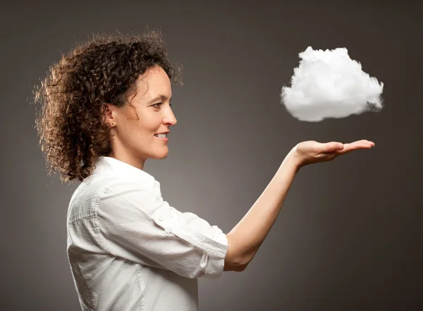 Mujer sosteniendo una nube — Stockfoto