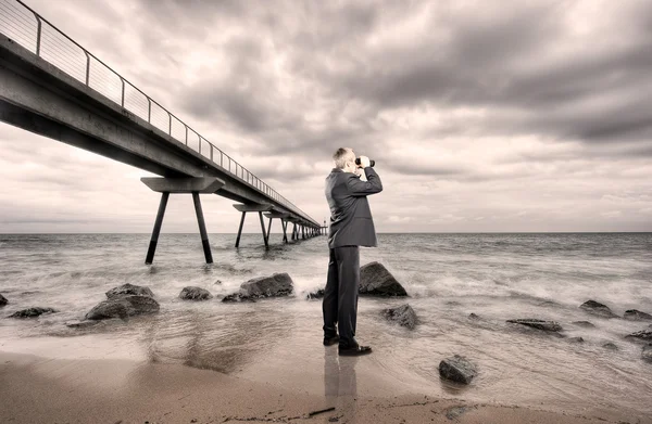 Businessman using binoculars — Stock Photo, Image