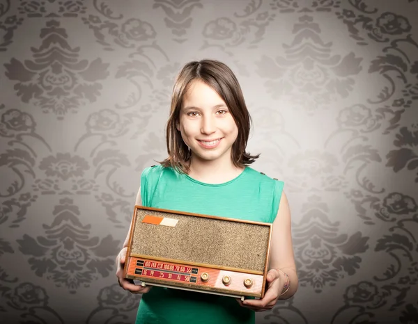 Vrouw met oude retro radio — Stockfoto