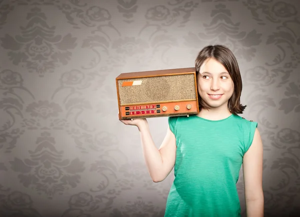 Donna con vecchia radio retrò — Foto Stock