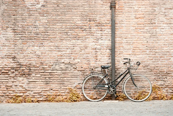 自行车靠在墙上 — 图库照片