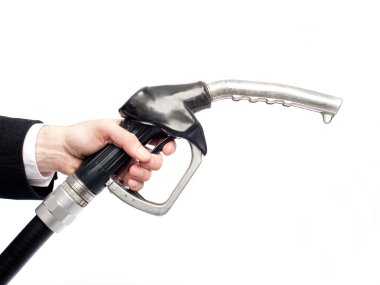 Yakıt pompası tutan el.