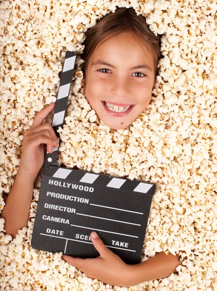 Klein meisje begraven in popcorn — Stockfoto