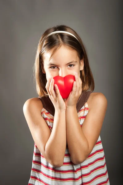 Menina com coração vermelho — Fotografia de Stock