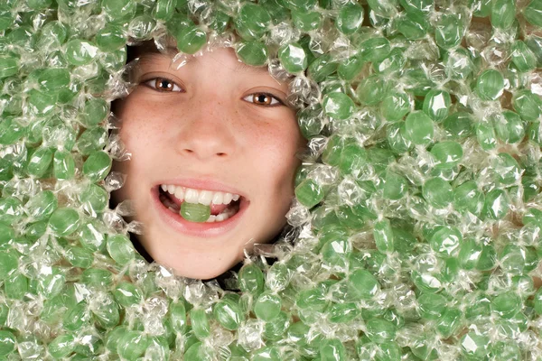Sepolto su caramelle verdi — Foto Stock