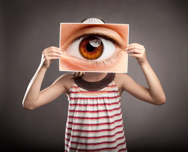 Niña sosteniendo un ojo —  Fotos de Stock