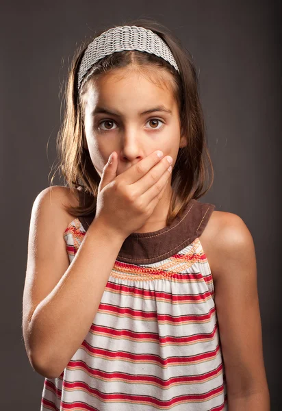 Pequeña chica sorprendida — Foto de Stock