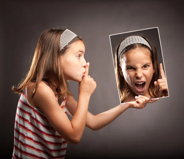 Menina mostrando gesto de silêncio — Fotografia de Stock